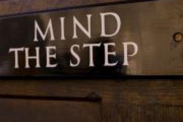 large_CamUni_Mind-the-Step_0_0